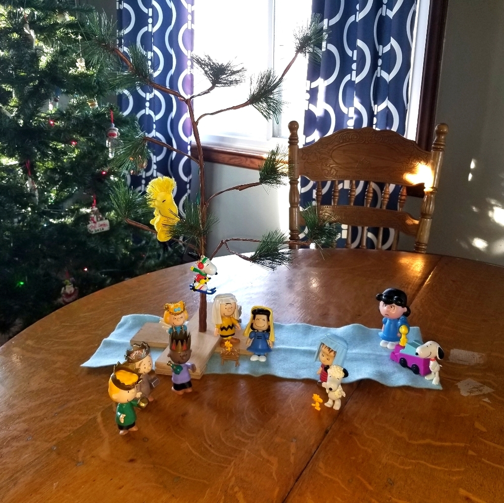 Charlie brown peanuts nativity scene